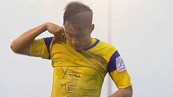 Tiền đạo U19 Việt Nam và thông điệp: Con yêu mẹ nhiều lắm! Tuấn Tài và dòng chữ gây xúc động. Ảnh: Quang Dũng.