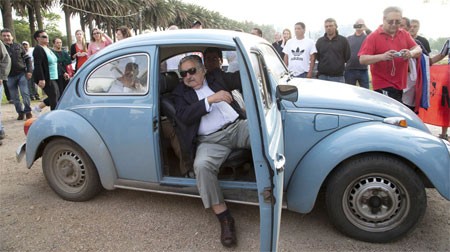 Tổng thống Uruguay cho dân thường đi nhờ xe Tổng thống Jose Mujica của Uruguay bước ra từ chiếc xe VW Beetle đời 1987 của ông.
