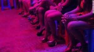 Nữ nhân viên quán cà phê bán dâm tại phòng hát Ảnh minh họa.