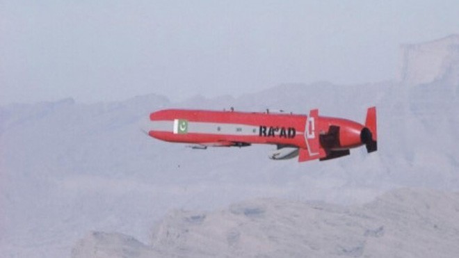 Pakistan thử tên lửa hạt nhân, Ấn Độ lo ngay ngáy Tên lửa Ra'ad của Pakistan được phóng từ máy bay, có khả năng mang đầu đạn hạt nhân (Ảnh: AFP)