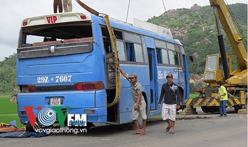 Xe khách văng bánh lật nhào, 5 người suýt chết Hiện trường vụ tai nạn