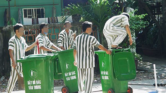 Đề xuất tạm tha tù có điều kiện Các phạm nhân đang làm vệ sinh tại trại tạm giam Chí Hòa, TP.HCM.