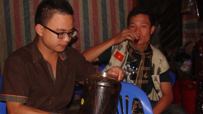 Đột nhập thánh địa sản xuất 'thần chết' Với những lời đồn thổi về công dụng, rượu ngâm cây thuốc phiện được khá nhiều người tìm mua mà không lường đến hậu quả.