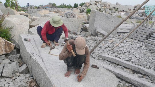 Nổ ở mỏ khai thác đá, một công nhân tử nạn Công nhân đang gia công thuê tại 1 điểm tập kết đá gần mỏ khai thác đá Hòn Sóc