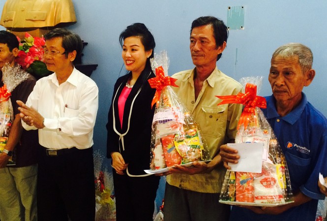 VWS tặng quà Tết cho người dân nghèo Bà Huỳnh Thị Lan Phương- Phó Tổng giám đốc VWS trao quà cho các hộ dân cận nghèo ở các xã Đa Phước và Qui Đức