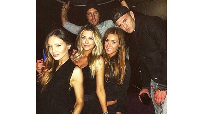 'Phì phò' hút thuốc, Jack Wilshere đối diện cơn giận Wenger Wilshere cầm ống hút shisha trên tay.