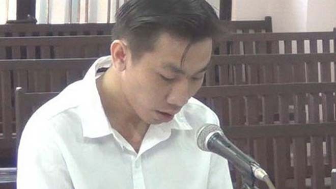 Mâu thuẫn vụ đi chúc tết hóa thành tướng cướp Nguyễn Chí Hùng tại phiên tòa ngày 30-9-2014. Ảnh: PL