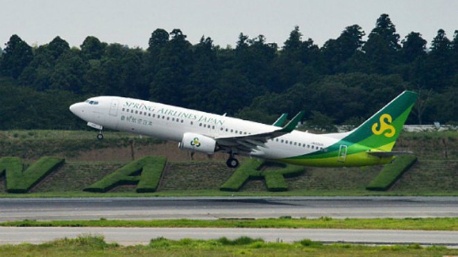 Trung Quốc muốn bán vé đứng trên máy bay Về vấn đề an toàn bay, Spring Airlines cho biết sẽ thiết kế hợp lý để hành khách đứng vẫn được thắt dây an toàn quanh eo. Ảnh: Telegraph.