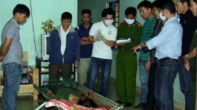 Bi kịch cuộc đời của ác phụ sát hại chồng Công an tỉnh Quảng Nam và cơ quan pháp y đang khám nghiệm tử thi và điều tra tại hiện trường vụ án.