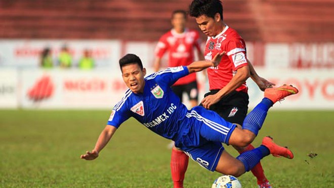 V.League 2015: Khi kiêu hãnh lên tiếng Chiều qua, ĐKVĐ B.Bình Dương (trái) đã bất ngờ gục ngã trước chủ nhà ĐT.LA. Ảnh: Dũng Phương