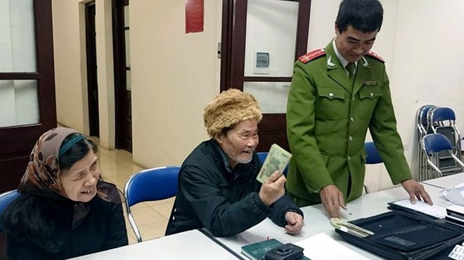 Đi khám bệnh, cụ già bỏ quên 30 triệu đồng ở bến xe buýt Tại trụ sở CA phường Bạch Đằng, sau khi xác định đúng tài sản của mình, cụ San phấn khởi cho biết, sau khi đi chữa bệnh về, cụ và vợ là Phạm Thị Thoa (SN 1944) rời bệnh viện Hữu Nghị thì quên chiếc cặp tại bến xe buýt. Trong suốt nhiều ngày, hai cụ mất ăn