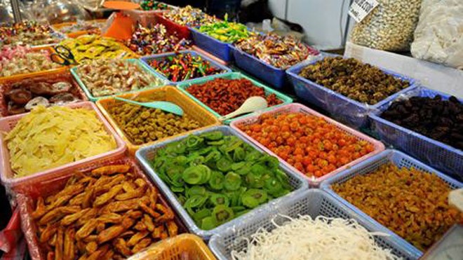 Thực phẩm ngày Tết: Chọn sao cho tươi ngon Nên chọn các loại mứt có màu sắc tự nhiên.