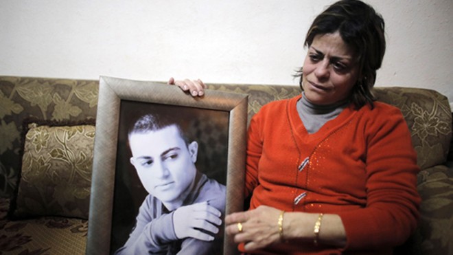 IS tuyên bố bắt một 'gián điệp Israel' ở Syria Mẹ của Muhammad Musallam, người Israel Arab bị Nhà nước Hồi giáo ở Syria bắt với cáo buộc là gián điệp, khóc khi ôm ảnh con trai. Ảnh: Reuters.