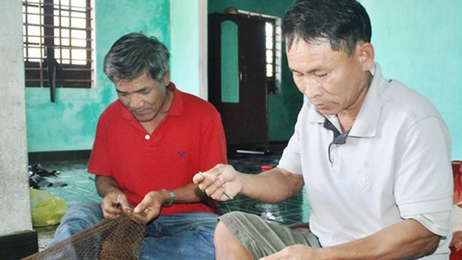 Nhọc nhằn nghề vá lưới Ông Lê Bánh và ông Đặng Văn Tuân theo nghề vá lưới đã mấy chục năm