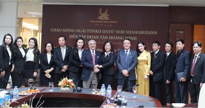 Thành viên Hoàng gia Malaysia đến thăm Tập đoàn Tân Hoàng Minh Ngài Tunku Dato’ Seri Shahabuddin chụp ảnh lưu niệm cùng Chủ tịch – Tổng Giám đốc Đỗ Anh Dũng (thứ sáu từ phải sang) và đại diện Lãnh đạo, Cán bộ Tập đoàn Tân Hoàng Minh