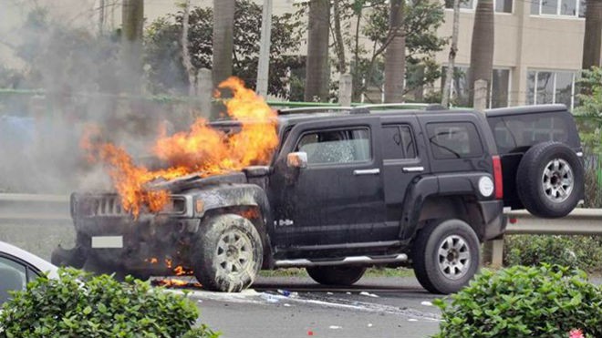 Hummer bốc cháy ngùn ngụt trên cao tốc Chiếc xe gặp nạn trên cao tốc Láng - Hòa Lạc. Ảnh: Otofun.