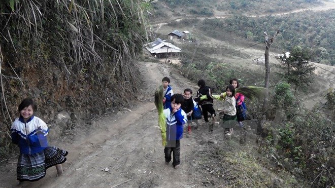 Chuyện giáo viên “gieo” chữ… lưng trời, “săn” học sinh Học sinh bản Háng Tàu hồn nhiên, vui vẻ trên đường đến trường. (Ảnh: Việt Hùng/Vietnam+)