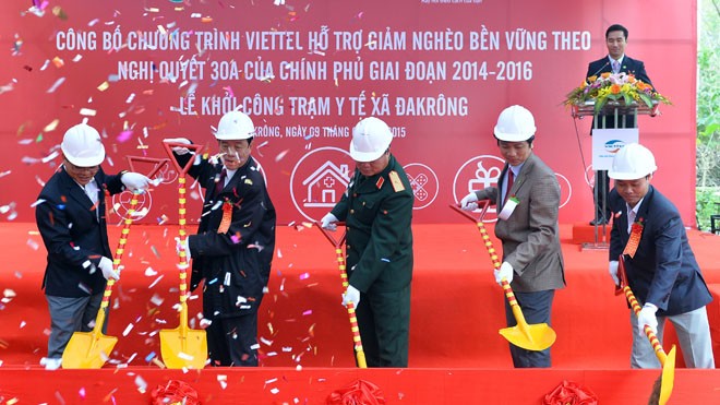 Hỗ trợ giảm nghèo theo cách Viettel Giáo dục và y tế là 2 lĩnh vực trọng điểm mà Viettel đầu tư trong chương trình giảm nghèo bền vững theo Nghị quyết 30a. Ảnh: Hoàng An.
