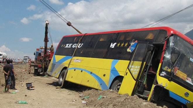 Xe khách lao xuống ruộng, 40 hành khách thót tim Lực lượng cứu hộ đang cẩu chiếc xe khách