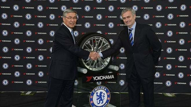 Chelsea ký hợp đồng tài trợ “siêu khủng“ HLV Chelsea (phải) và nhà tài trợ trong lễ ký kết