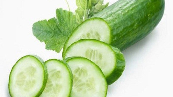 Những cấm kỵ khi sử dụng dưa chuột Không nên kết hợp ăn dưa chuột với cần tây hoặc ớt thì lượng enzyme trong dưa chuột sẽ phá hủy hàm lượng vitamin C có trong những loại rau này.