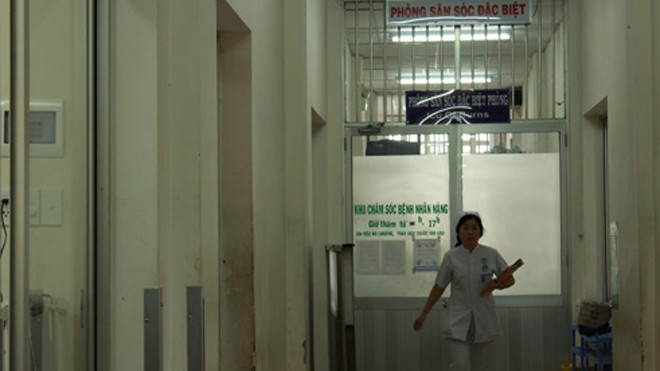 Ăn lẩu bằng bếp cồn, một thực khách bị bỏng nặng Thời gian qua, khoa Phỏng bệnh viện Chợ Rẫy đã tiếp nhận à điều trị nhiều trường hợp do phỏng cồn tương tự. Ảnh: Ngô Đồng