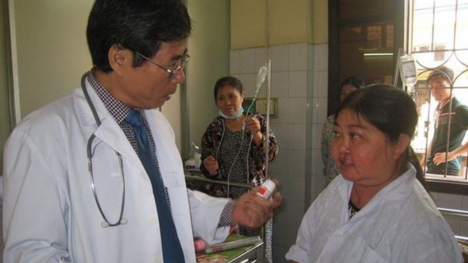 Uống thuốc nam chữa hen, người phụ nữ mọc lông đen kín người Bệnh nhân bị suy thận do tự ý điều trị hen.