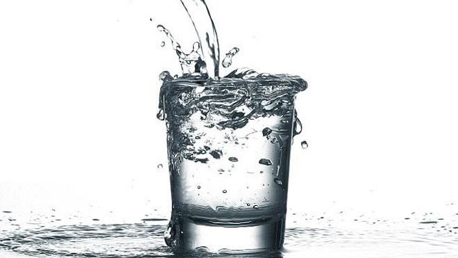 Uống quá ít nước cũng nguy hiểm như uống rượu, bia Vậy, nước quan trọng đối với cơ thể chúng ta như thế nào?