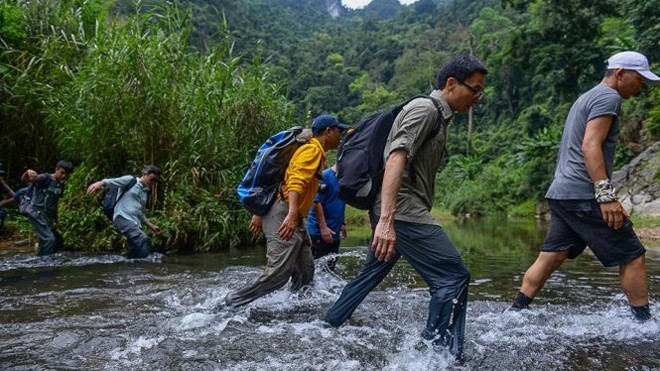 Phó Thủ tướng đeo ba lô, lội suối vào hang Sơn Đoòng Phó Thủ tướng đeo ba lô, lội suối vào hang Sơn Đoòng