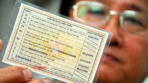 “Không nên cấp GPLX số tự động, cần thì sẽ bổ túc!' Ông Bùi Danh Liên cho rằng, không nên quy định 2 loại bằng, mà người dân khi học lái xe bao giờ cũng nên bắt đầu học số sàn trước, sau khi học cơ bản số sàn sẽ bổ túc tăng thời gian học số tự động lên từ 20-30 tiếng.
- (Ảnh: GTVT).