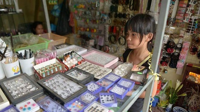 Vì sao cửa hàng đồng giá 10.000 đồng rủ nhau đóng cửa? Cửa hàng đồng giá khó đứng vững trên thị trường bán lẻ cạnh tranh khốc liệt. Ảnh: Ngọc Lan.