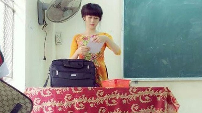 Cô giáo hot girl kể chuyện dạy trò cá biệt Hình ảnh giáo viên mặc áo dài đang đứng trên bục giảng với tiêu đề "Cô giáo em" thu hút sự quan tâm của cộng đồng mạng.