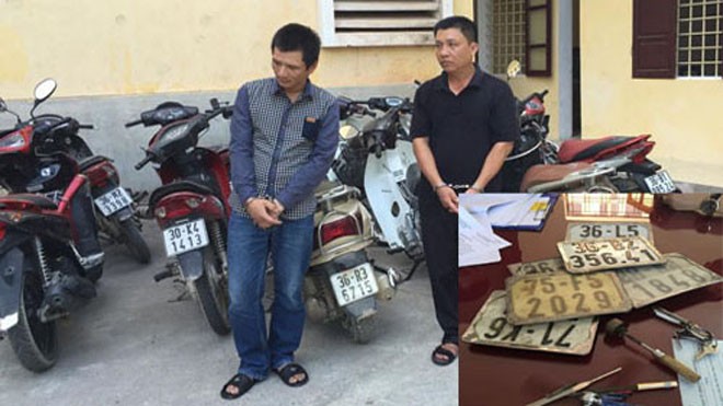 'Siêu trộm' xe máy trong các khu nhà trọ Nghi can Tống Văn Bắc (trái) và Trương Đình Thanh cùng tang vật vụ án. Ảnh: T. Thanh.