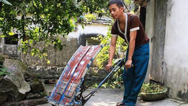 Chàng trai trẻ chế tạo ra máy cấy... không động cơ Chiếc máy cấy không động cơ "made Nguyễn Xuân Cường" có tính ưu việt rất cao.