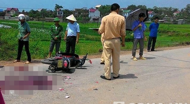 Chị gái bị cụt ngón tay khóc thảm bên thi thể em trai Hiện trường vụ tai nạn.