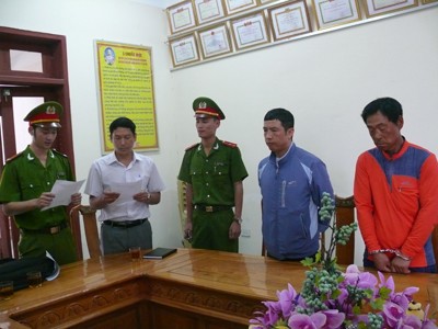 Bắt giam hai người Hàn Quốc vụ sập giàn giáo Formosa Cơ quan CSĐT Công an Hà Tĩnh đọc lệnh khởi tố, bắt giam hai đối tượng người Hàn Quốc. Ảnh: Văn Hùng.