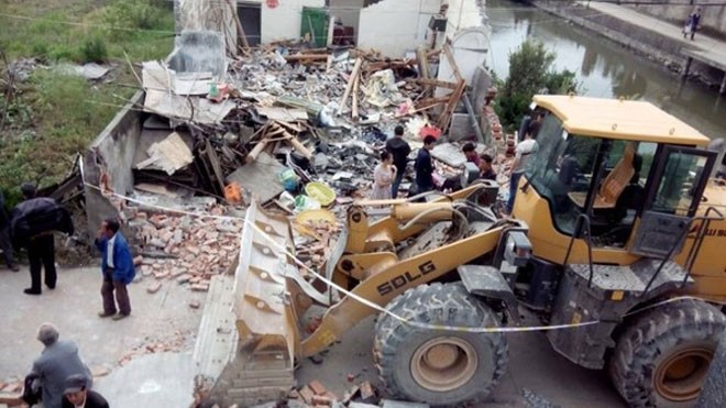 Vợ đòi ly hôn, chồng mang xe ủi san phẳng nhà bố mẹ vợ Hình ảnh nhà ông Lý sau khi bị san phẳng.