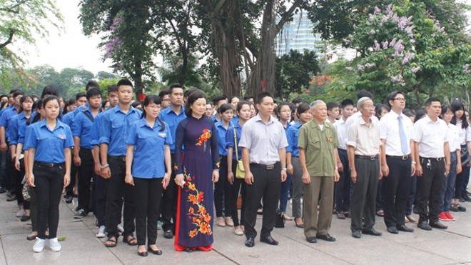 Tuổi trẻ Thủ đô ghi nhớ công ơn Chủ tịch Hồ Chí Minh Đoàn đại biểu tham dự chương trình.