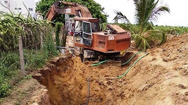 Hai người chết do đất vùi lấp khi lắp ống nước Chiếc hố nơi 2 nhân công thiệt mạng. Ảnh: Người Lao Động