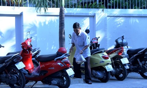 Mười năm ngồi hè phố vãi thóc bầu bạn với chim sẻ Ông Trâm rắc thóc xuống hè phố và những hình ảnh chim sẻ bay lên, sà xuống ăn thóc