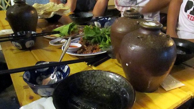 'Tửu điếm' cho anh hùng võ lâm ở Sài thành Khách tới quán uống bia bằng vò, bằng chén thay vì chai, ly.