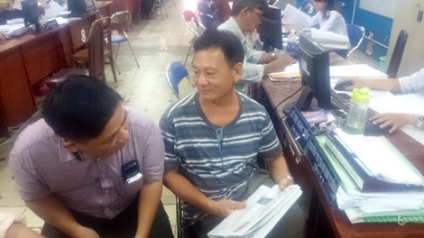 Vụ 1.000 tỉ đồng của bà bán bún: Cô con nuôi trả lại 90.000 euro Ông Thạch Vũ Phương (bên phải, đại diện nguyên đơn) đang chờ ký biên bản hòa giải tại tòa sáng nay 21-5