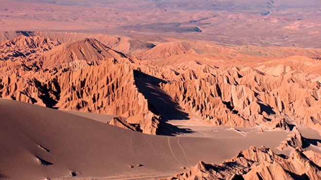 Sự sống có ở nơi khô cằn nhất Trái Đất Các đụn cát trên sa mạc Atacama. Ảnh: National Geographic