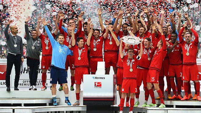 Bayern tắm bia mừng ngôi vô địch thứ 25 Sau 34 trận mùa này, Bayern Munich đoạt chức vô địch Bundesliga với 79 điểm.