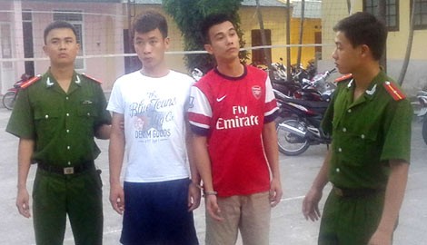 Vây bắt nhóm côn đồ 'rửa hận' bằng súng Nguyễn Đức Huy và Nguyễn Việt Anh khi bị đưa về cơ quan công an.