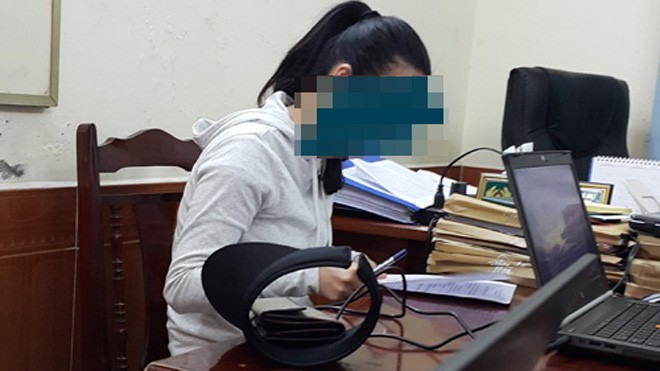 Phá đường dây gái gọi cao cấp 'sex tour' xuyên Việt Một người mẫu bán dâm trong đường dây sex tour đang viết giải trình tại cơ quan công an. Ảnh: Người Lao Động