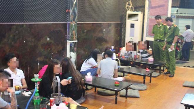 Shisha độc hơn thuốc lá Công an tỉnh Bà Rịa - Vũng Tàu kiểm tra một quán cà phê có bán shisha - Ảnh: Ngọc Giang