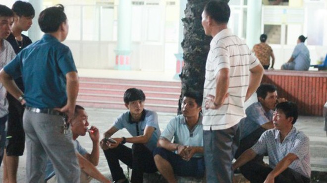 Thai nhi chết ngạt, người nhà vây bệnh viện Người nhà sản phụ Lê Thị Thùy bức xúc tới bệnh viện yêu cầu làm rõ nguyên nhân thai nhi chết ngạt.