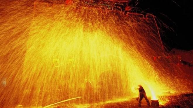 Rùng rợn tập tục tắm mình trong cơn mưa kim loại nóng chảy Rùng rợn tập tục tắm mình trong cơn mưa kim loại nóng chảy