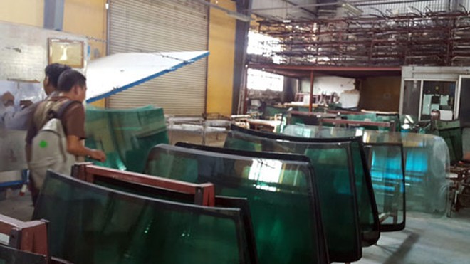 Đánh sập xưởng chế kính ôtô giả cực khủng ở Sài Gòn Xưởng sản xuất kính ô tô giả của Công ty Minh Hoàng bị phát hiện.